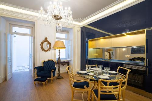 Bairro Alto Apartamento | Baroque apart with patio Portuguese Soul Bica Tram 4p