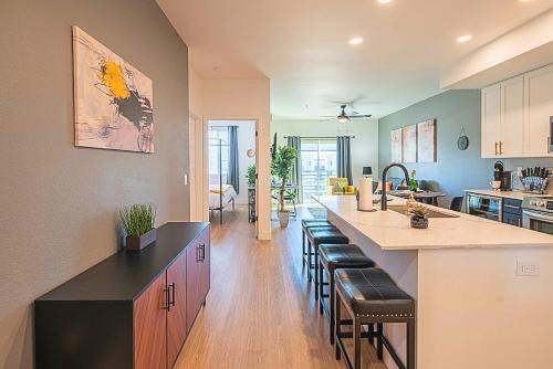 Desert View Village Apartamento | Barrett Jackson-Dine-Golf-Swim-King Bed-WFH-Parking - S439