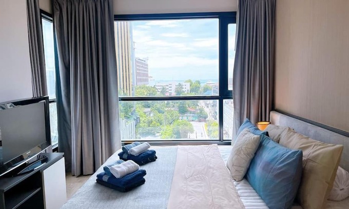 Pattaya Bay Apartamento | BASE Central PATTAYA Huge 2BED King&Queen with Infinity Pool & Free Netflix!