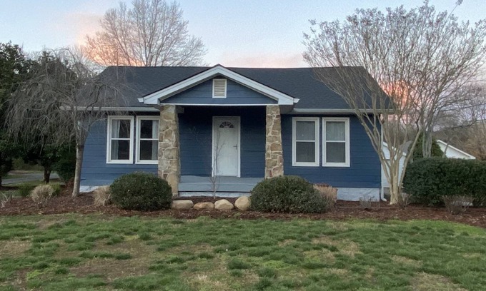 Lookout Valley Neighborhood Association Casa | Base of Lookout Mountain - 10 minutes to Downtown - 1 mile to The Venue - Patio