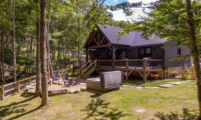Banner Elk Casa | BaseCamp at Eagles Nest - 2 suites, hot tub, pet friendly, close to Camp, stream