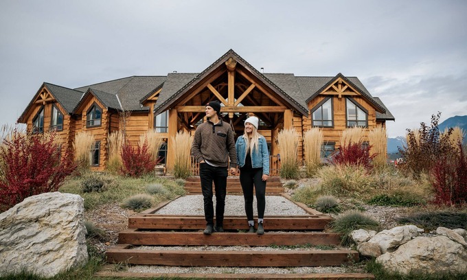 Golden Cabina | Basecamp Lodge Golden | Family Room