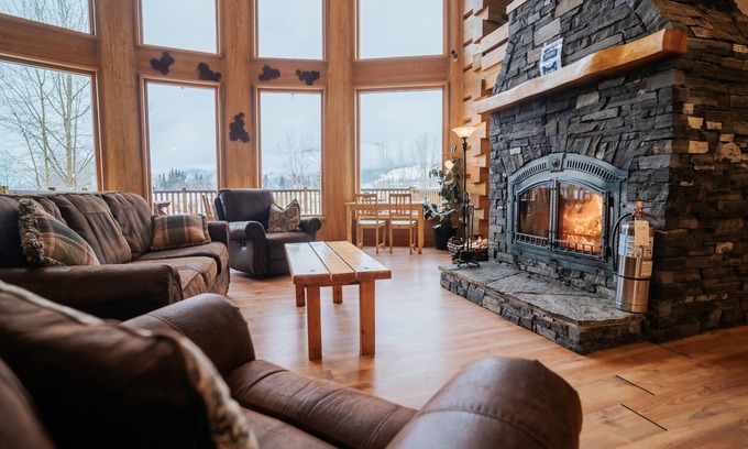 Golden Cabina | Basecamp Lodge Golden | Queen Suite Room