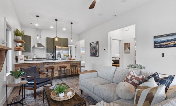 Riverfront Apartamento | *Basecamp: The Blue Bungalow*