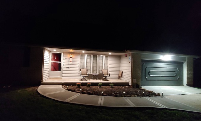 South Kansas City Casa | Two story ranch sleeps 8 in the quaint area of Kansas City called Waldo