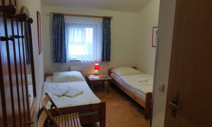 Neubulach Apartamento | e) Basic twin room, with shower and toilet, max. 2 people