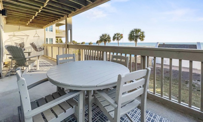 Sunnyside Condominio | "Bask" - Ramsgate Harbour | Beachfront Condo | Pristine Beach Views | Community Pool
