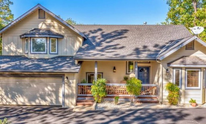 Oakhurst Casa | Bass Lake vacation home, 5 minutes to the lake & a 26 minute drive to Yosemite!