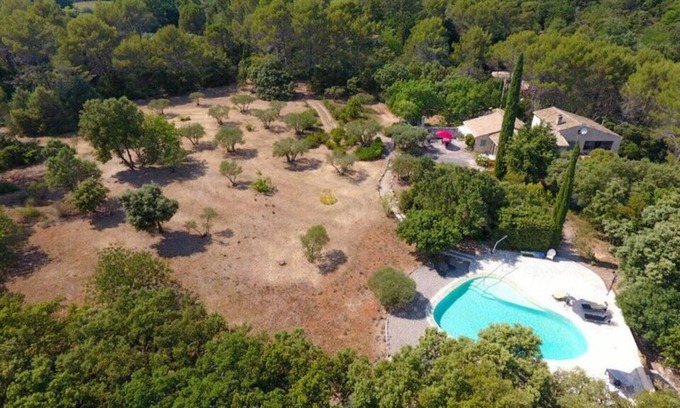 Salernes Cabaña | Bastidon, gîte in a peaceful setting between olive trees and swimming pool