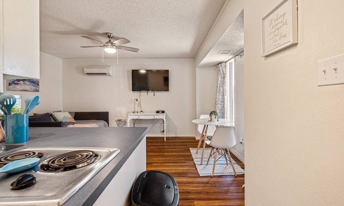 Bastrop Apartamento | Bastrop Bungalow Bright Cozy Rental with Strong Wifi