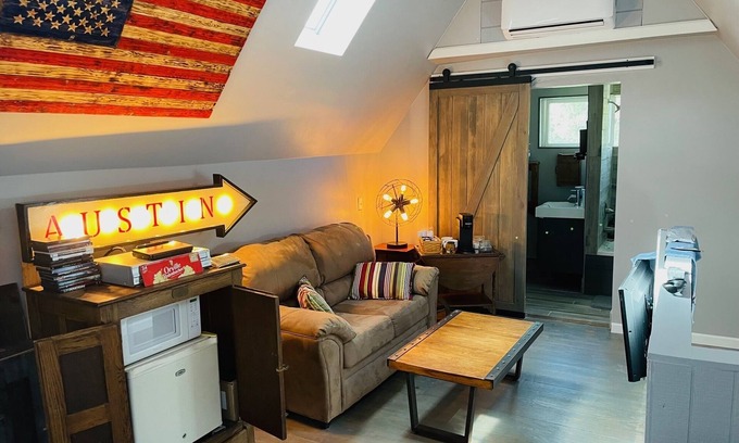 Camp Swift Cabina | Bastrop Tiny Disc Golf Retreat