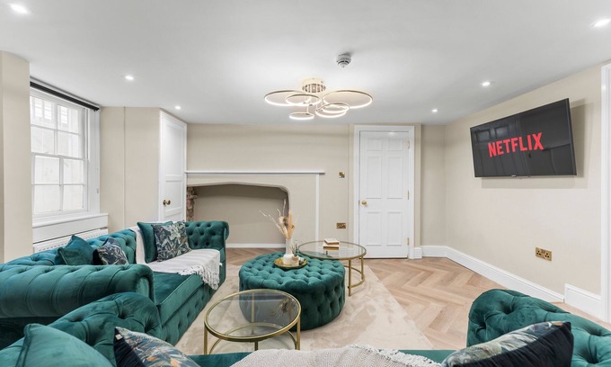 Upper Town Apartamento | Baths Ultimate House Sleeps 40