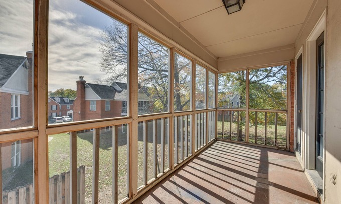 Mid City South Condominio | Baton Rouge Condo w/ Balcony, Fireplace & Pool!