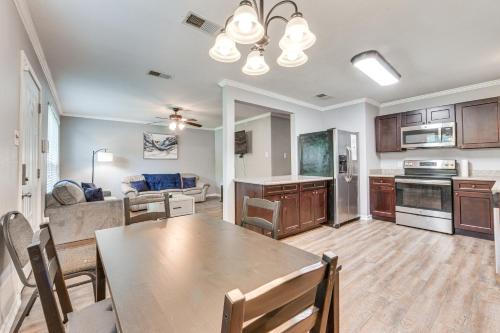 Broadmoor Casa | Baton Rouge Home with Yard about 14 Mi to Downtown!