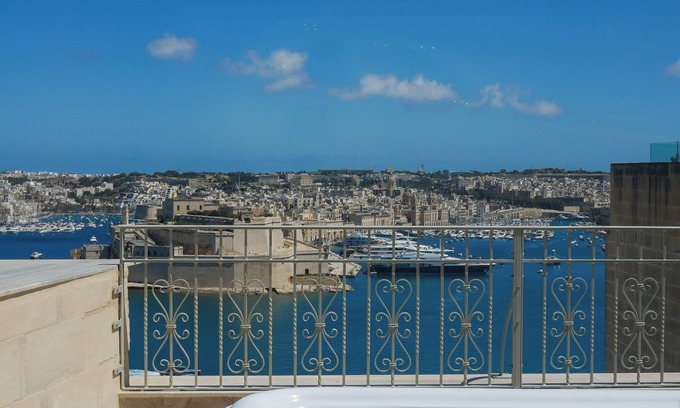 Valletta Casa | Battery House