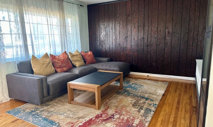 Hayward Casa | Bay area Gateway near bart train with big front and back yard