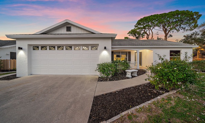 Arlington Park Casa | Bay Bliss Bungalow | 65" Smart TV, Lanai + Electric Bikes!