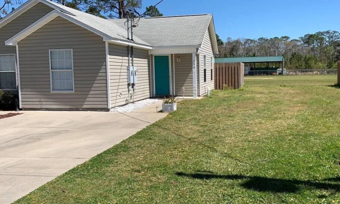 Port St. Joe Casa | BAY BLUE Quiet Pet Friendly home just less than mile to bay w/ huge fenced yard