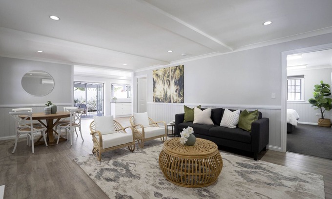 Wynnum Casa | Bay Breeze Manor: Grand 5BR Queenslander Haven