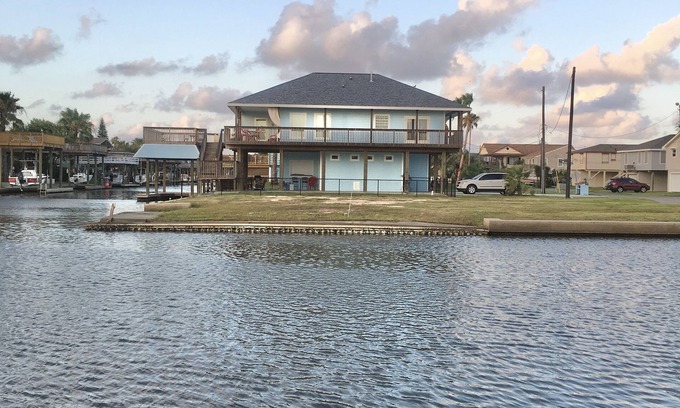 Jamaica Beach Casa | Pesca en tu propio muelle privado con vista a la bahía en Bay Breeze.