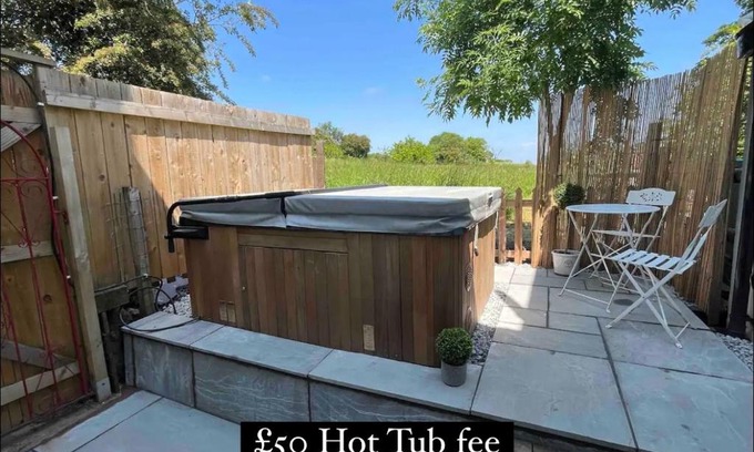 Snitterfield Casa | Bay Cottage, Hot Tub