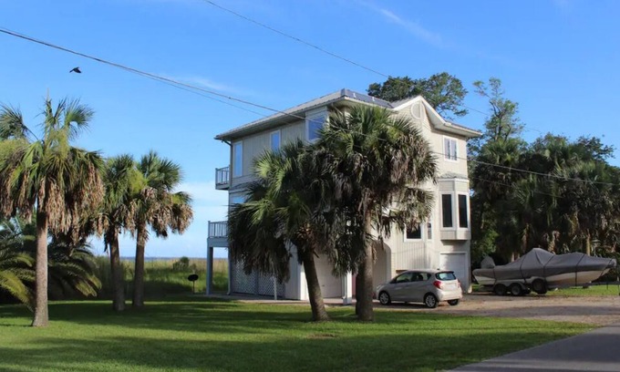 Historic Downtown Apalachicola Casa | Bay Front Home, Historic South Side with Elevator, Sleeps 6, Close to Downtown