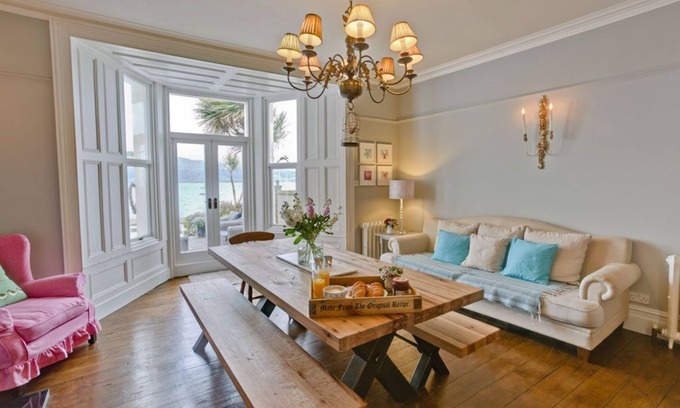 Beaumaris Apartamento | Bay House - a coastal that sleeps 12 guests in 6 bedrooms