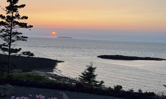 Black Rock Casa | Bay of Fundy Oceanfront Retreat;nSeparate work space, King, Queen rooms, 2 baths