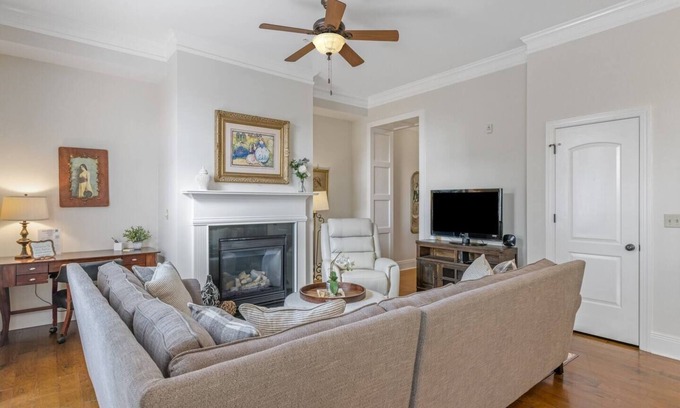 Historic District - North Condominio | Bay St Beauty 2 Bedroom Condo in the Heart of SAV