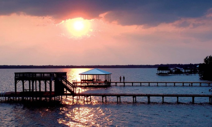 Council Casa | Bay Tree Lake Waterfront Home cerca de White Lake NC tiene capacidad para 12 personas