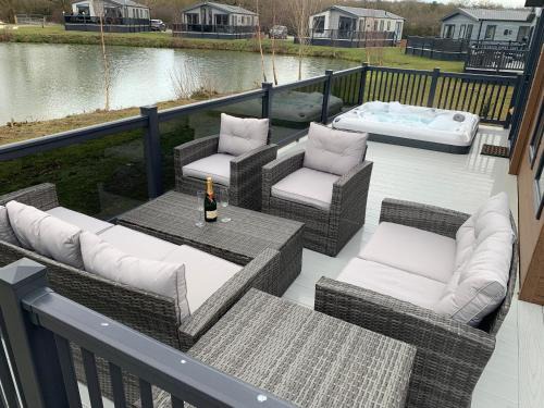 Woodhall Spa Apartamento | Bay Tree Lodge: Lakeside lodge w/hot tub & cinema surround sound