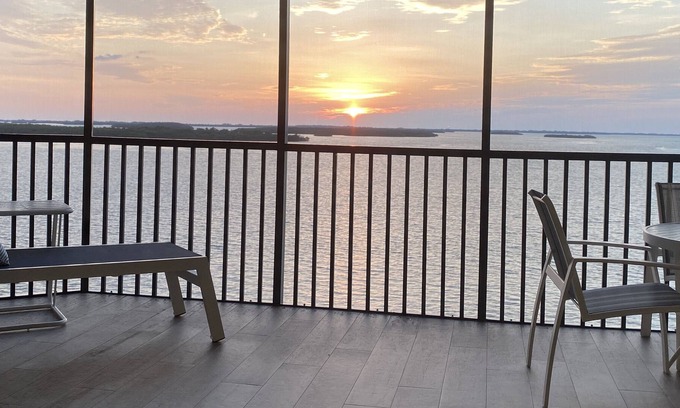 Punta Rassa Condominio | Bay View Tower #735 STUNNING NEWLY RENOVATED 2 BED CONDO WITH SUNSET VIEW FROM PRIVATE LANAI