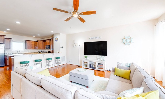 West Ocean City Casa | Bay-view townhome with private deck, pool access, central AC, & W/D