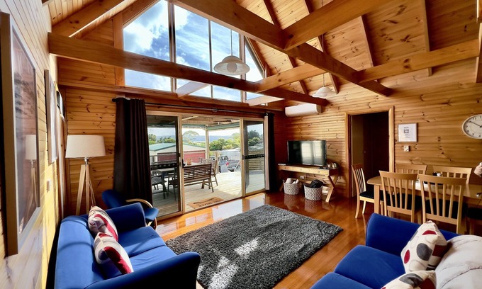 Stieglitz Casa | Bay views Escape: A Relaxing Home for You and Your Family with outdoor BBQ