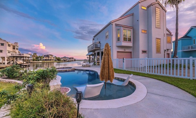 Jamaica Beach Casa | Bay Views Family & Pet Friendly Steps to Beach