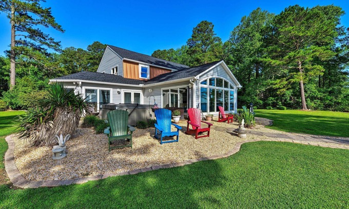 Chocowinity Casa | Frente al río Blounts Creek Home w / Dock & Beach!