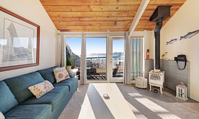 Newport Condominio | Bayfront Condo with Spectacular Views & a Shared Gym