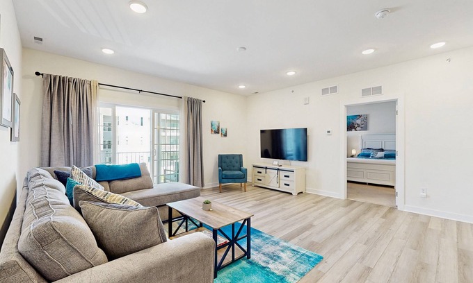 Rehoboth Beach Condominio | Gated Community with Pool, Elevator & Balcony Bay Views