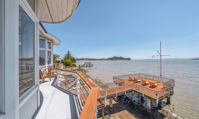 San Rafael Casa | Bayfront Retro Retreat - Amazing SF Getaway