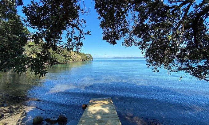Whangarei Heads Cabaña | ‘BAYHAVEN’ on the waters edge at beautiful McKenzie Bay, Whangarei Heads