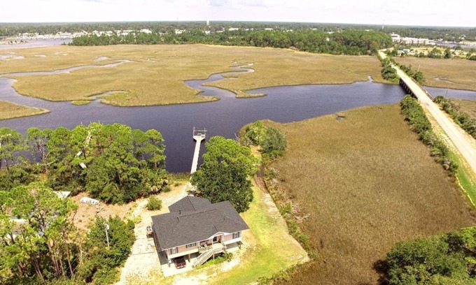 Carrabelle Casa | Bayou Breeze es una casa frente al mar en un lote privado de un acre con vista al Bayun de Postun.