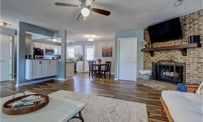 Bayshore Casa | Bayshore Retreat - Clean & Close to everything!