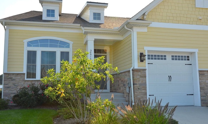 The Commons Villa | Bayside - Nueva playa de alquiler / Golf 4BR / 3. 5B + Enclosed Loft / Game Room - Respaldos para estanque