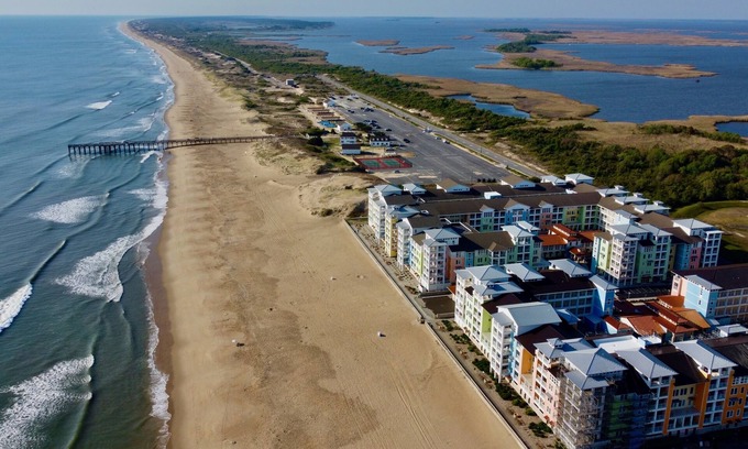 Sandbridge Condominio | Bayside condo right on the beach, beautiful views, onsite pools