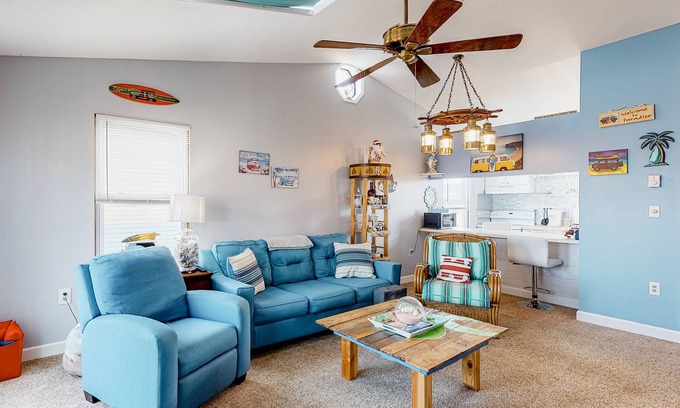 Midtown Ocean City Condominio | Bayside condo with water views, balcony, & washer/dryer - walk to beach