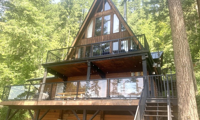 Celista Casa | Bayside Estate - Semi-Waterfront - Shuswap Vacations & Sledding Accommodation