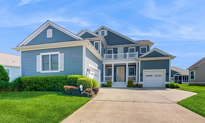 The Commons Casa | Bayside Resort home with sunroom plus pools, gym, hot tub, & sports courts