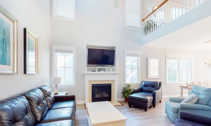 Sun Ridge Casa | Bayside Resort house with free WiFi, shared sauna, basketball court, and gym