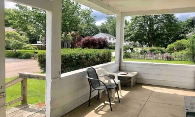 Potowomut Casa | Bayview Beach Flat - 1 min Walk to Beach