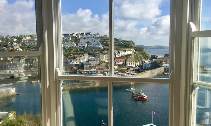 Mevagissey Cabaña | Bayview Cottage - Impresionantes vistas al puerto y al mar, estacionamiento incluido